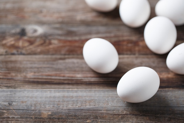 Huevos blancos en la mesa de madera vieja