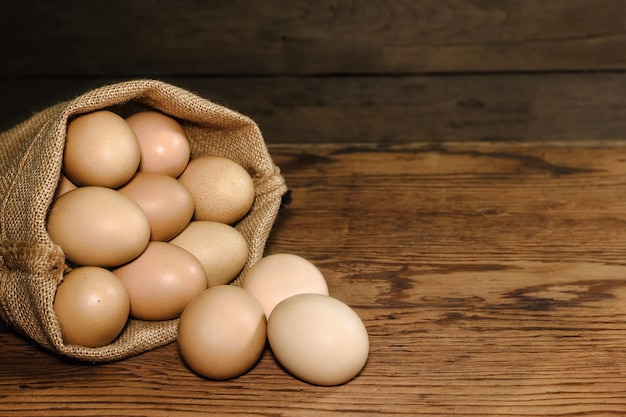 huevos en una bolsa de saco en una mesa de madera