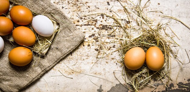 Huevos en la bolsa vieja y en el heno