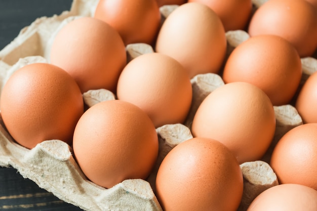 huevos en una caja de huevos de papel beige