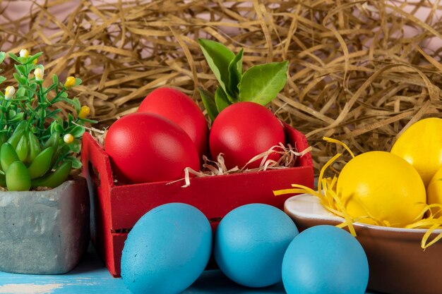 huevos en caja de madera con heno en fondo rústico o superficie de Pascua o concepto de vacaciones