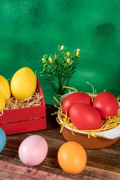 huevos en caja de madera con heno sobre fondo rústico o superficie concepto de pascua o vacaciones