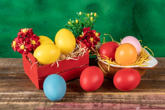 Huevos en caja de madera con heno sobre fondo rústico o superficie pascua o concepto de vacaciones