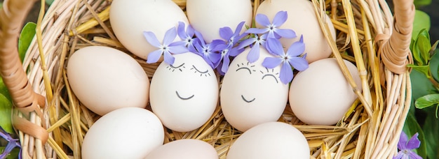 Huevos caseros con caras bonitas y una sonrisa.