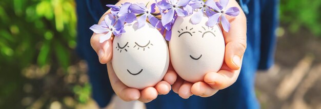 Huevos caseros con caras bonitas y una sonrisa.