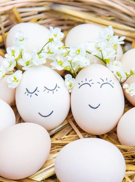 Huevos caseros con caras bonitas y una sonrisa.