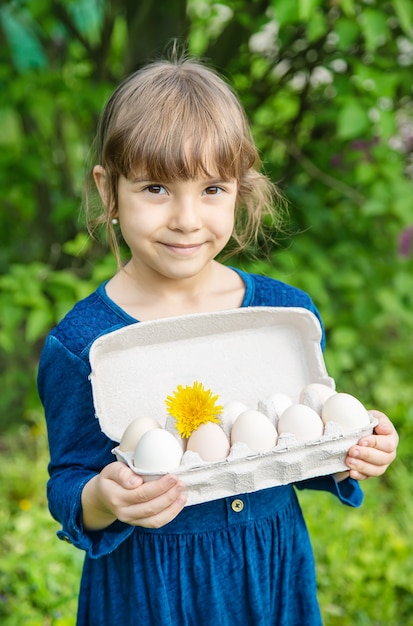 Huevos caseros en manos de un niño.