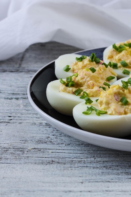 Huevos caseros rellenos de queso y cangrejo con cebolla verde