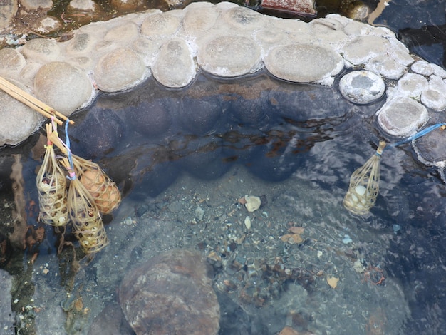 Huevos en una cesta turística Hervidos en agua mineral y agua caliente natural Tailandia