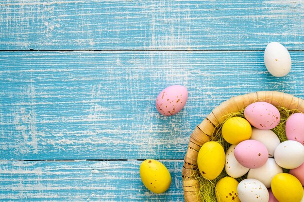 Huevos de chocolate de Pascua en un fondo de madera azul en el espacio de copia plana