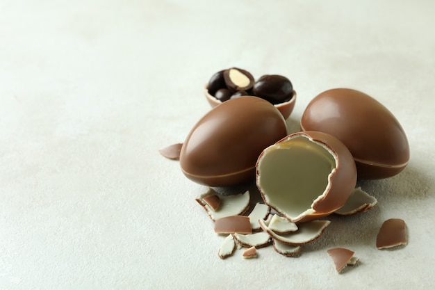 Huevos de chocolate de Pascua en la pared de madera blanca