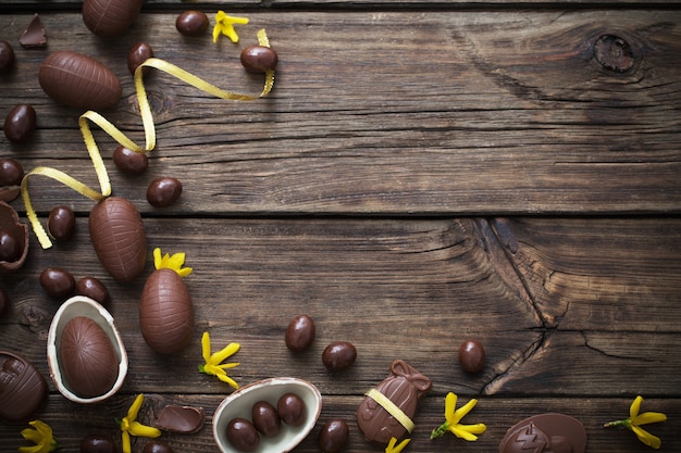 Foto huevos de chocolate sobre fondo de madera oscura