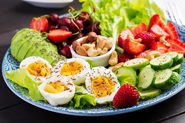 Huevos cocidos, aguacate, pepino, nueces, cerezas y fresas.