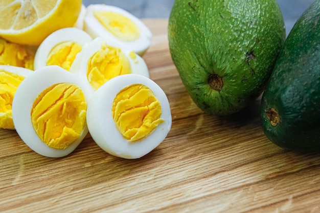 huevos cocidos con aguacate en una tabla de madera