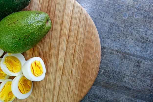 huevos cocidos con aguacate en una tabla de madera