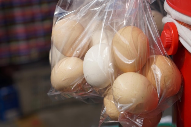 Huevos cocidos de comida tailandesa en una bolsa de plástico
