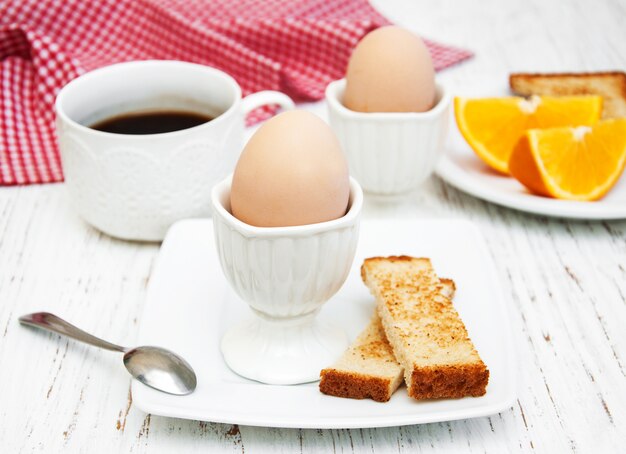 Foto huevos cocidos para el desayuno.