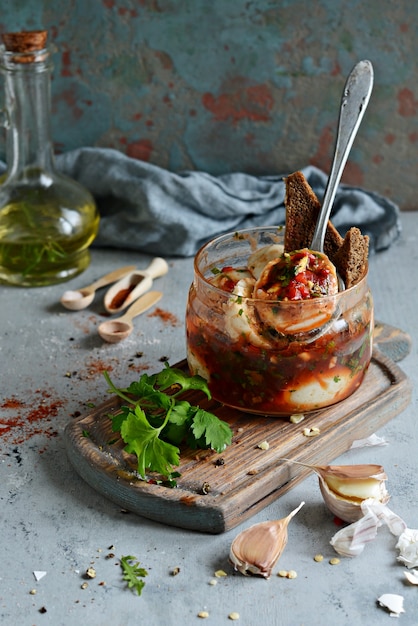 Huevos cocidos marinados en salsa de tomate con especias. Aperitivo picante.