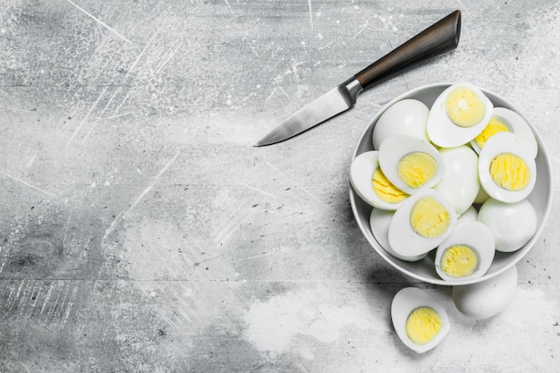 Foto huevos cocidos en un tazón