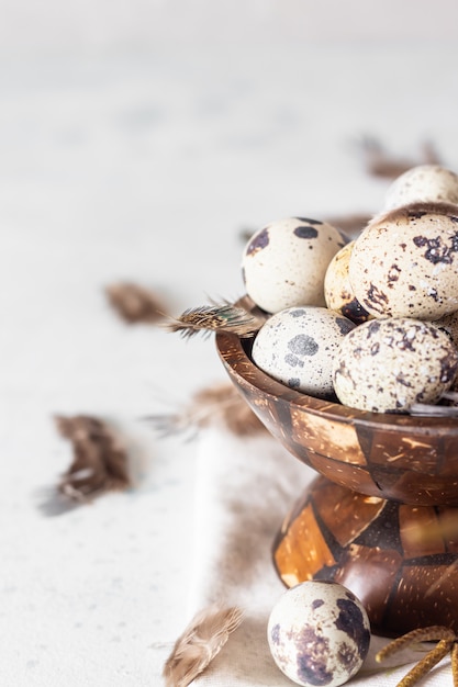 Huevos de codorniz en un bol de coco