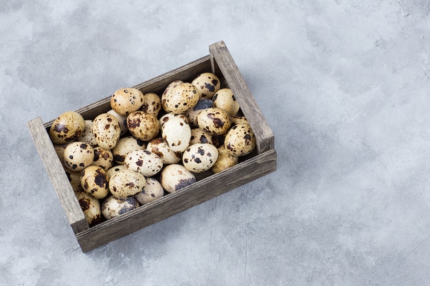 Huevos de codorniz en una caja de madera