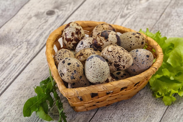 Huevos de codorniz en la cesta