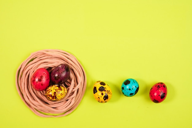 Foto huevos de codorniz de colores en el nido. pascua de resurrección