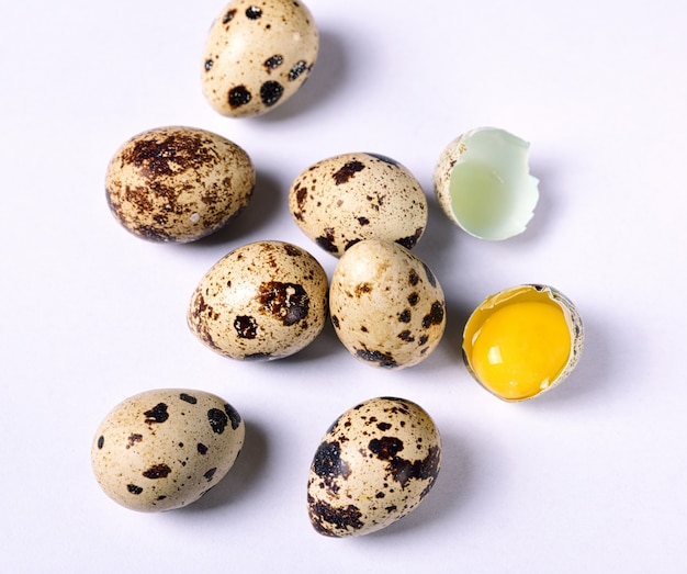 Huevos de codorniz crudos sobre fondo blanco
