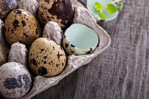 Foto huevos de codorniz crudos sobre un fondo de madera