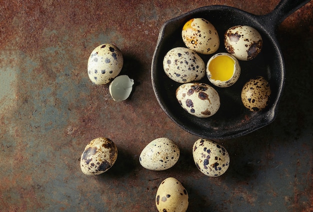 Huevos de codorniz enteros y rotos.