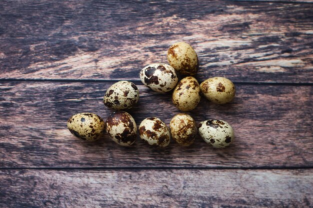 Huevos de codorniz esparcidos sobre una mesa de madera