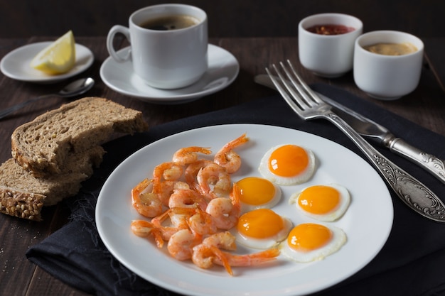 Huevos de codorniz fritos con gambas