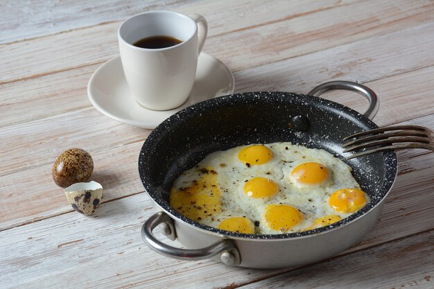 Foto huevos de codorniz fritos en una sartén para el desayuno. comida orgánica saludable