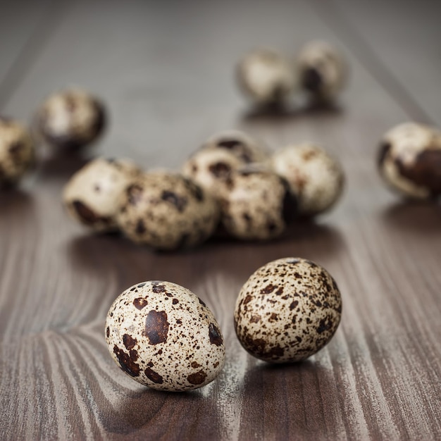 Huevos de codorniz en la mesa de madera marrón