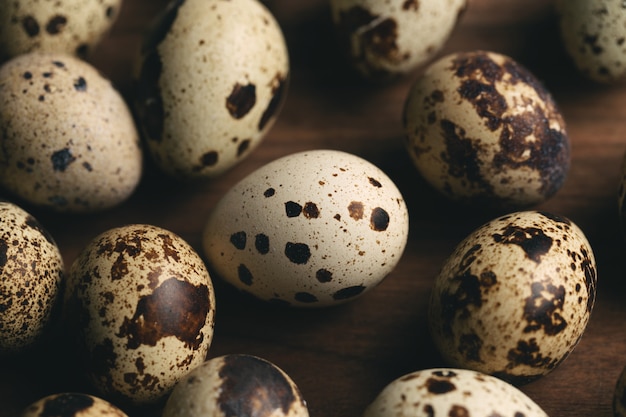 Huevos de codorniz en mesa de madera