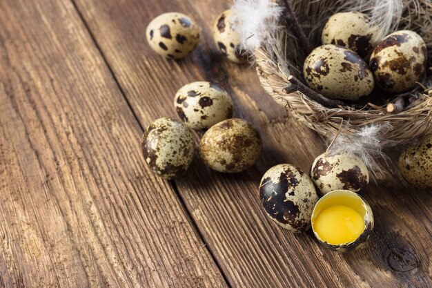 Huevos de codorniz en una mesa de madera.