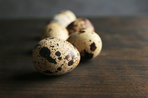 Huevos de codorniz en mesa de madera