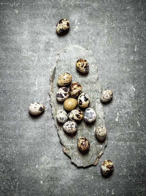 huevos de codorniz en la mesa de piedra.