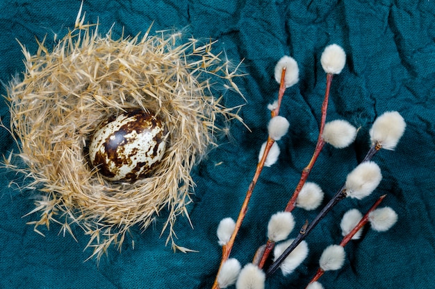 Huevos de codorniz en un nido de hierba seca para el diseño sobre el tema de Pascua