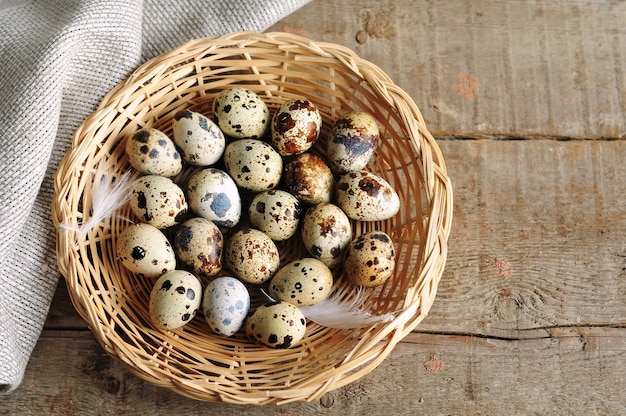 Huevos de codorniz orgánicos frescos en placa de mimbre