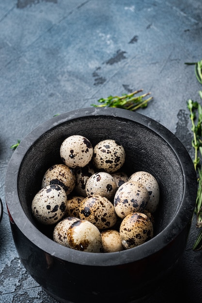 Huevos de codorniz orgánicos, sobre mesa gris