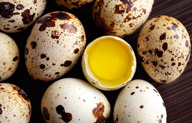 Los huevos de codorniz en un recipiente marrón sobre una superficie de madera
