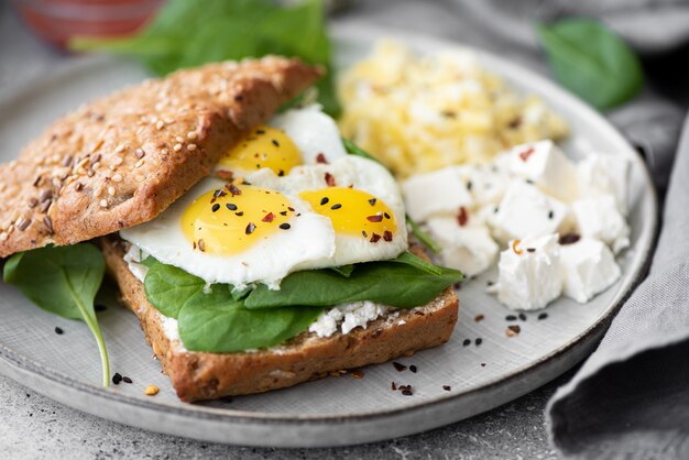 Huevos de codorniz con requesón y sándwich de espinacas