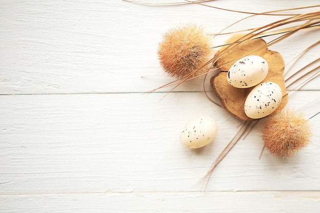 huevos de codorniz sobre fondo de madera concepto de Pascua
