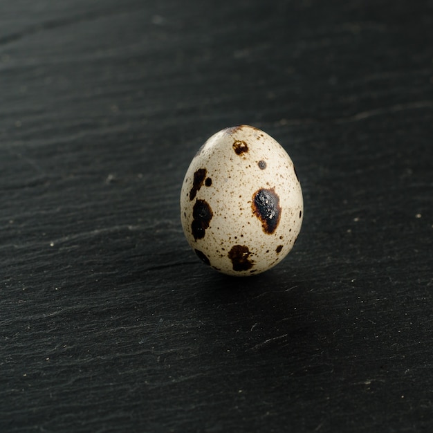 Huevos de codorniz sobre fondo de piedra negra. Producto organico.