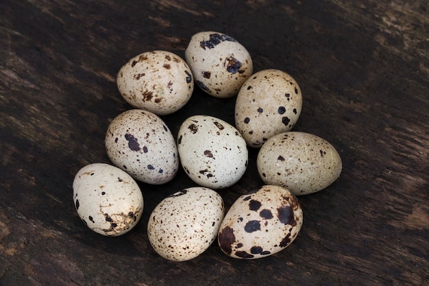 huevos de codorniz en una textura de madera como fondo