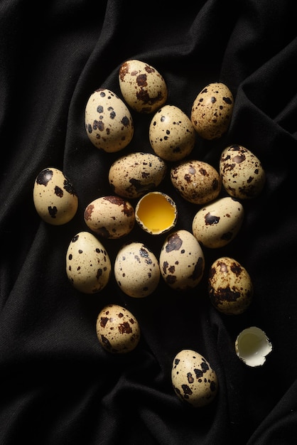 Huevos de codorniz en un trozo de tela negra Primer plano