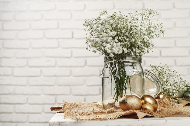 Huevos de color dorado para la composición de Pascua con ramas florales