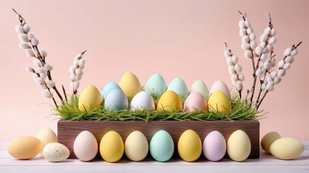 Huevos de colores en una caja de madera