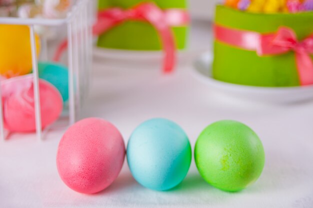 Huevos de colores para el día de Pascua, caja de regalo y pastel pequeño